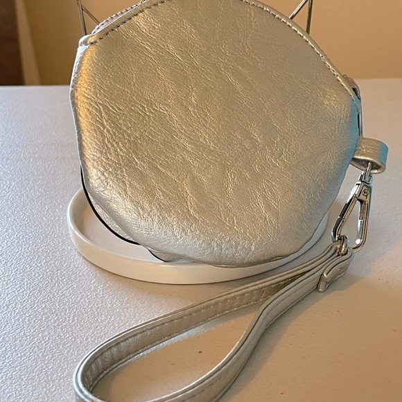 MELLOW WORLD Silver Flower Wristlet - 5” Round - Picture 3 of 3